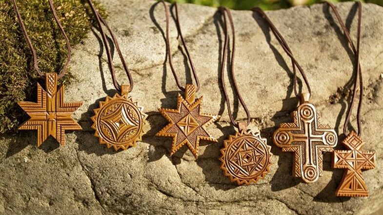 drewniane amulety i talizmany