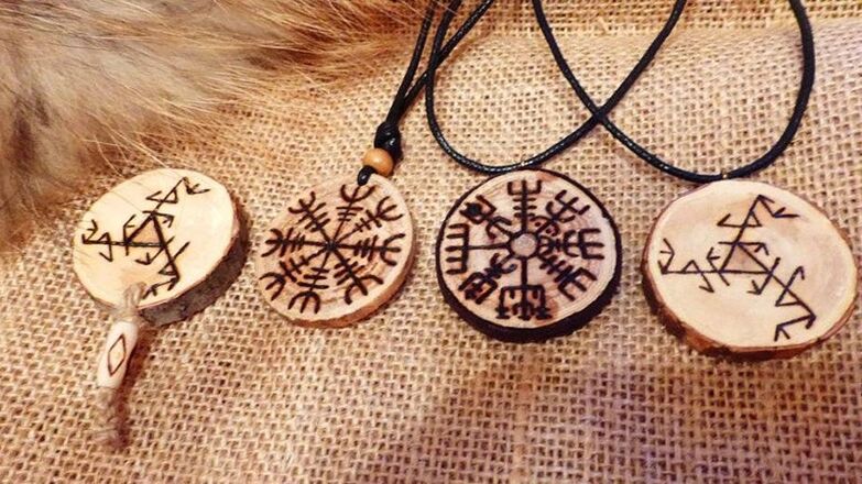 talizmany i amulety wykonane z drewna