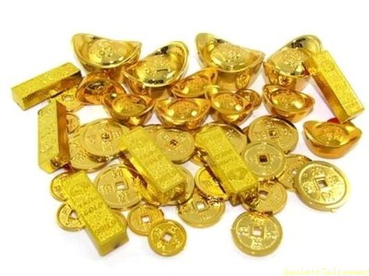 sztabki złota i monety jako amulety szczęścia