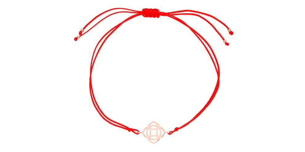 amulet z czerwoną nicią na szczęście