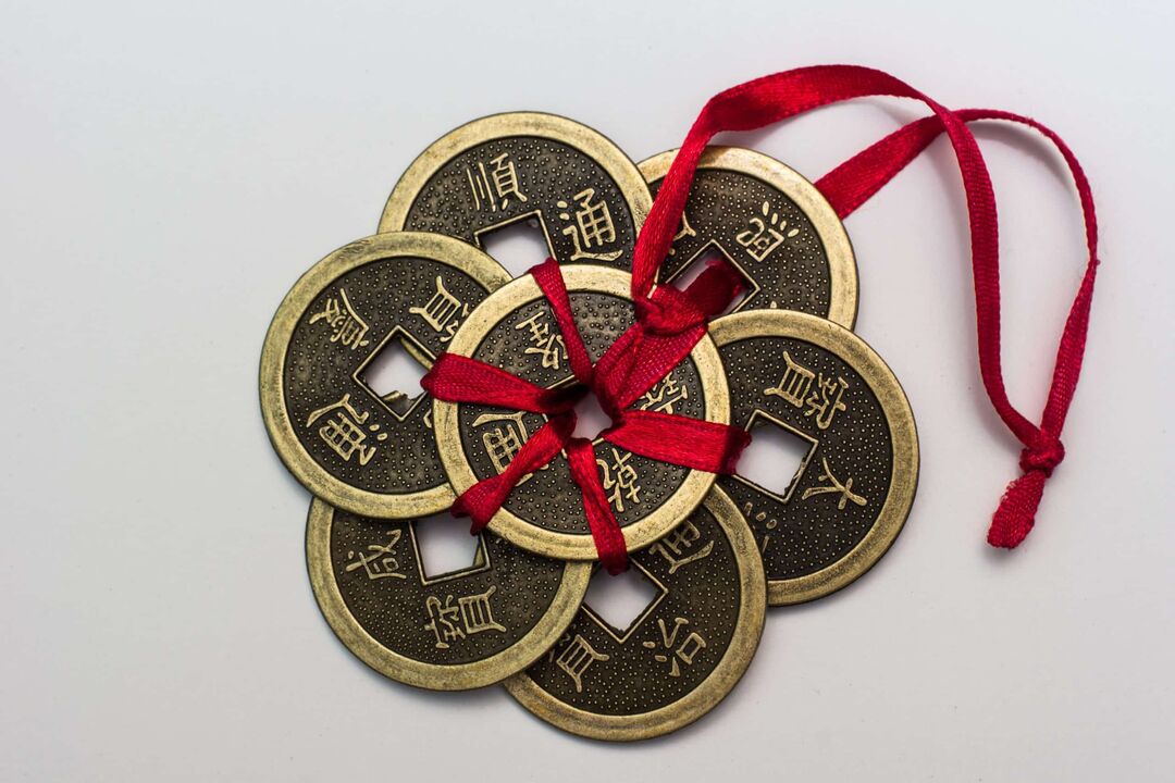 Chiński amulet na pieniądze z odpowiednimi hieroglifami